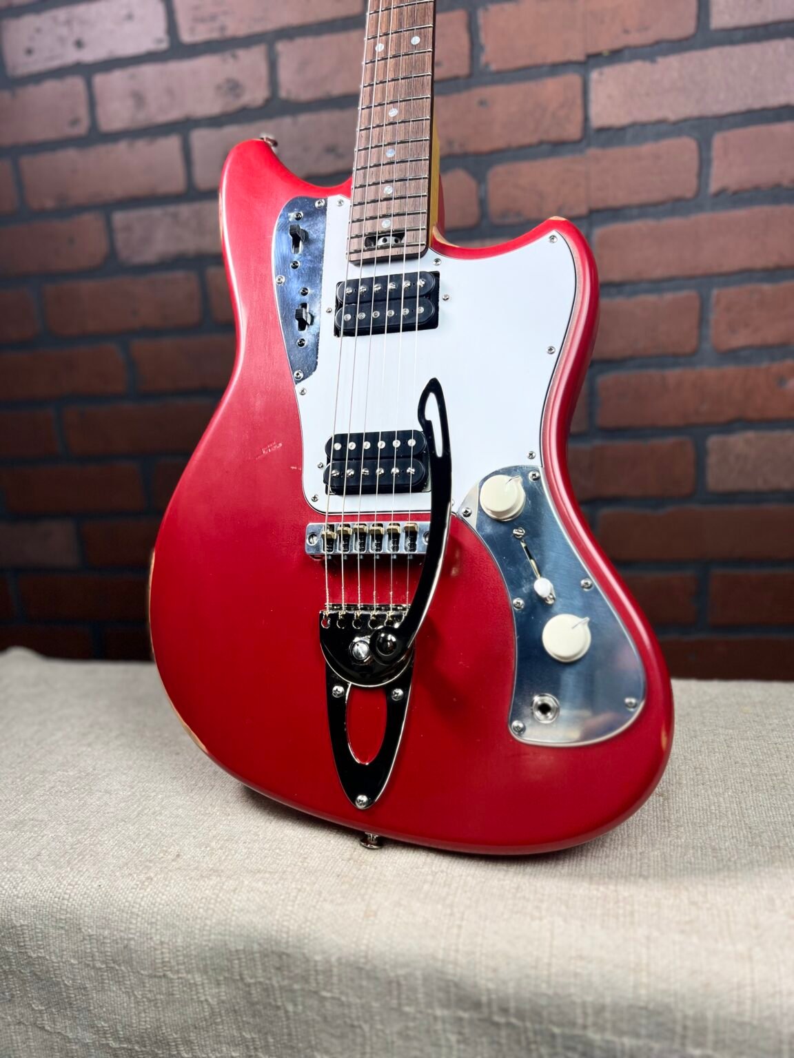 Bobcat Custom Relic with Squid Tremolo - Dakota Red - Image 2